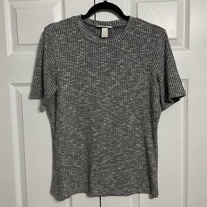 Slightly cropped gray ribbed t-shirt - size large